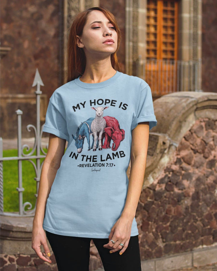 Christianartworkshop Klassisches T-Shirt „Meine Hoffnung liegt im Lamm“