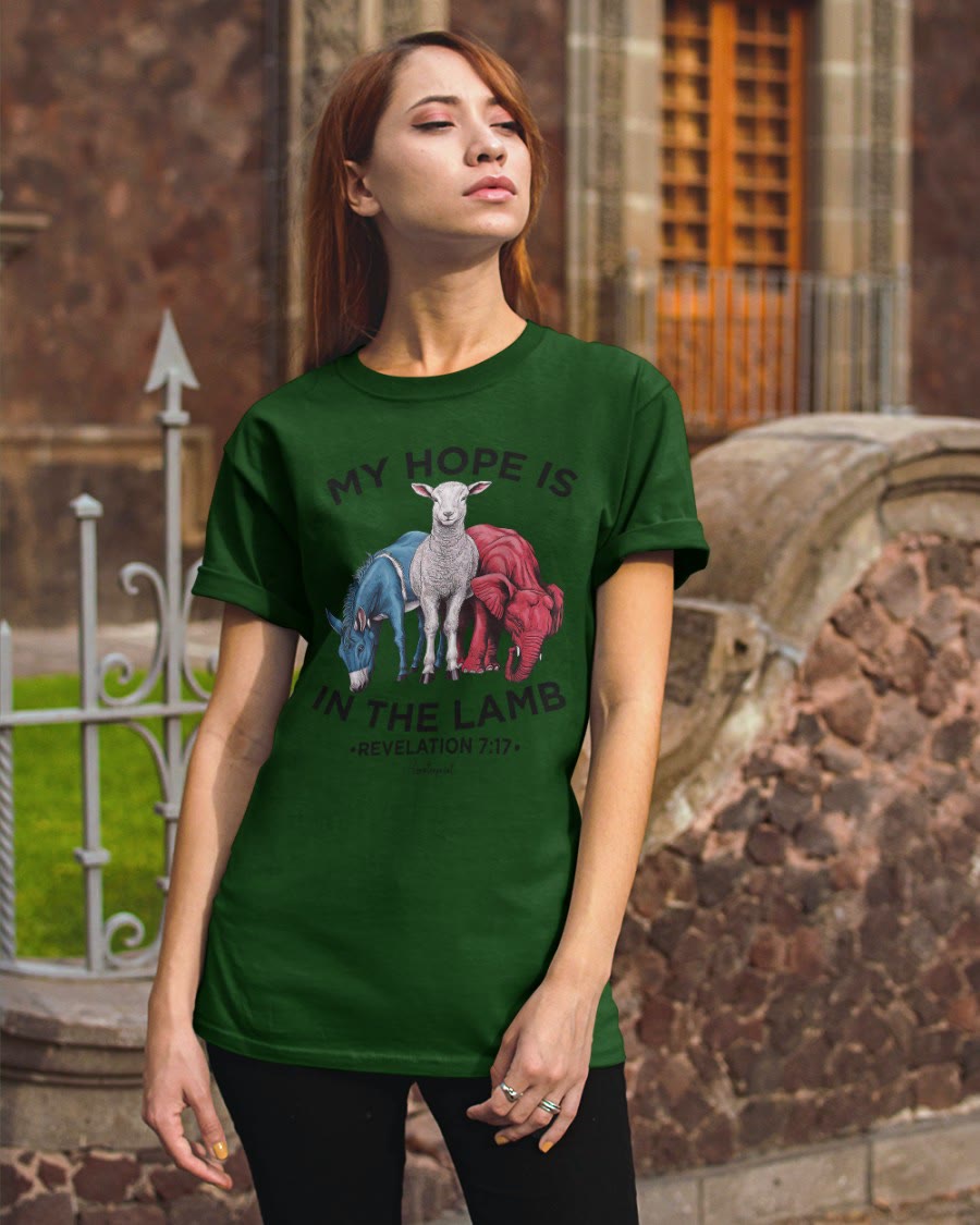 Christianartworkshop Klassisches T-Shirt „Meine Hoffnung liegt im Lamm“