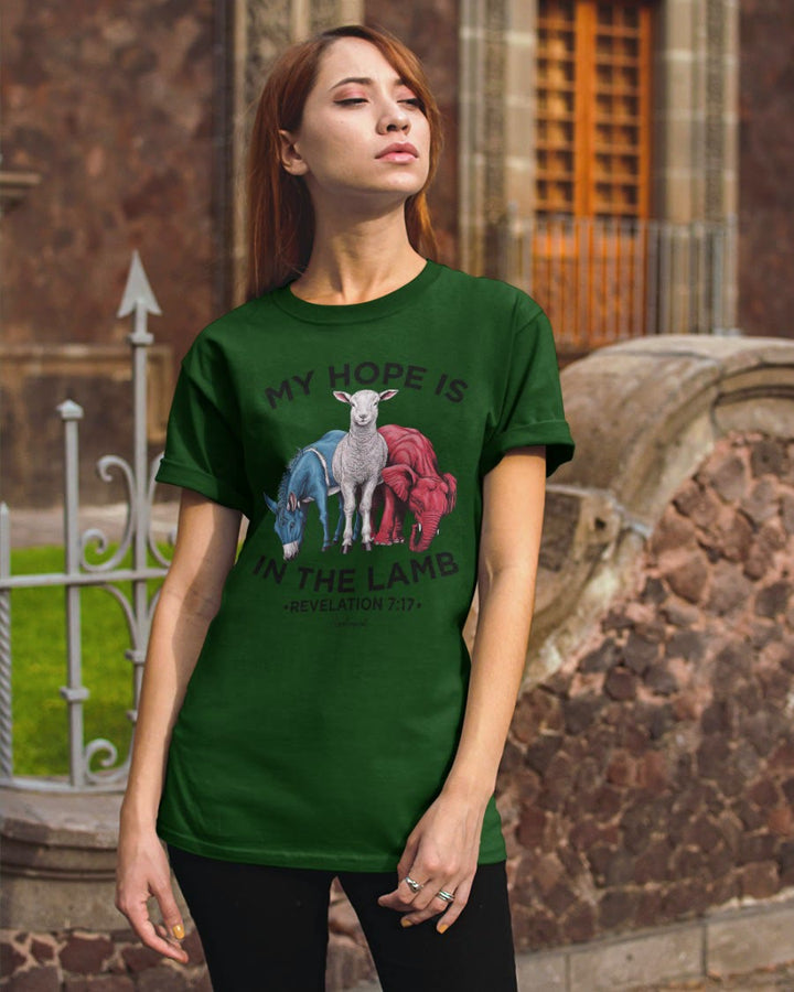 Christianartworkshop Klassisches T-Shirt „Meine Hoffnung liegt im Lamm“