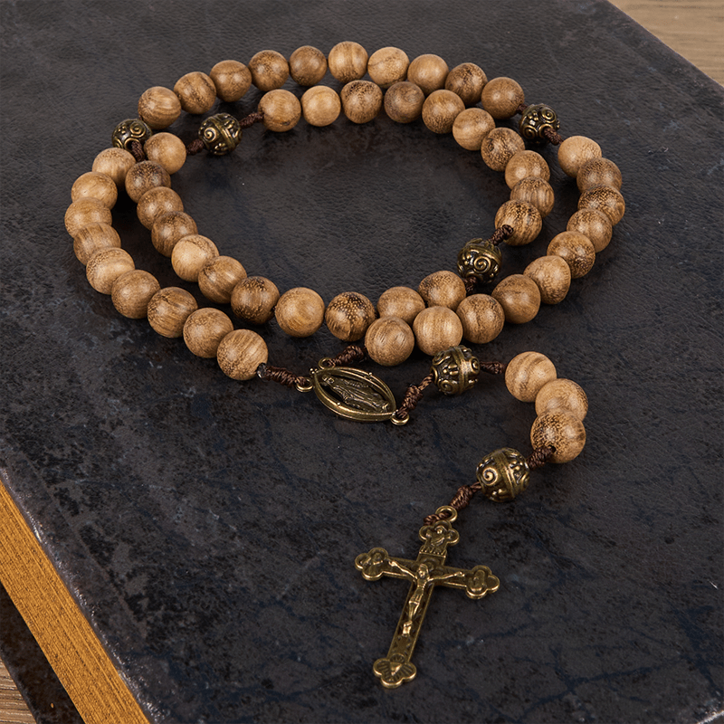 Christianartworkshop 10 mm großer handgefertigter Rosenkranz aus Adlerholz und Metallwolkenperlen – eine heilige Mischung aus Tradition und Glauben