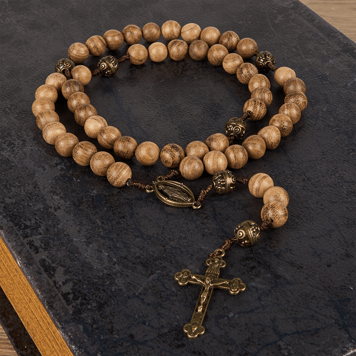 Christianartworkshop 10 mm großer handgefertigter Rosenkranz aus Adlerholz und Metallwolkenperlen – eine heilige Mischung aus Tradition und Glauben