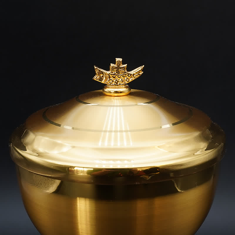 Christianartworkshop Exquisiter, goldfarbener, mit Kreuz verzierter Kelch und Pyxis – Göttliche Gefäße für die heilige Kommunion
