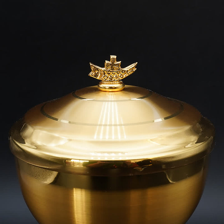 Christianartworkshop Exquisiter, goldfarbener, mit Kreuz verzierter Kelch und Pyxis – Göttliche Gefäße für die heilige Kommunion