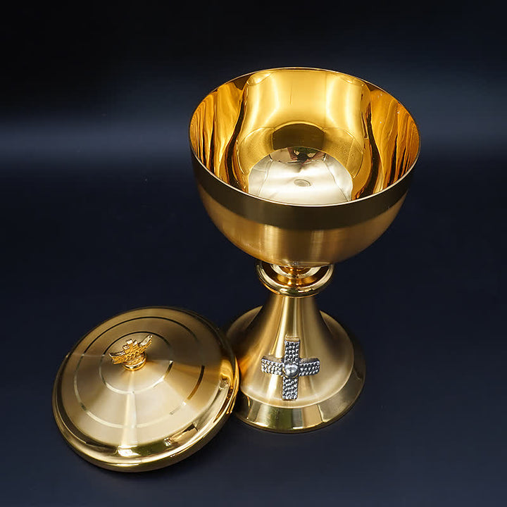 Christianartworkshop Exquisiter, goldfarbener, mit Kreuz verzierter Kelch und Pyxis – Göttliche Gefäße für die heilige Kommunion
