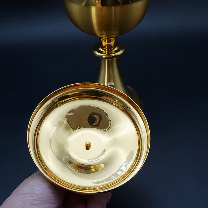 Christianartworkshop Exquisiter, goldfarbener, mit Kreuz verzierter Kelch und Pyxis – Göttliche Gefäße für die heilige Kommunion