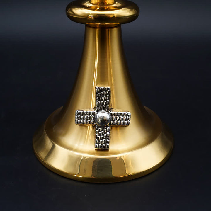 Christianartworkshop Exquisiter, goldfarbener, mit Kreuz verzierter Kelch und Pyxis – Göttliche Gefäße für die heilige Kommunion