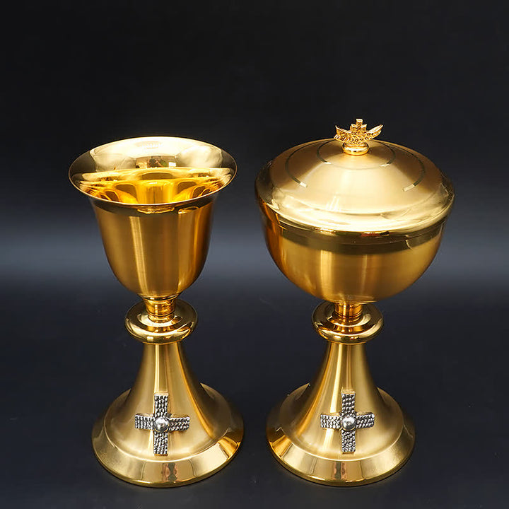 Christianartworkshop Exquisiter, goldfarbener, mit Kreuz verzierter Kelch und Pyxis – Göttliche Gefäße für die heilige Kommunion