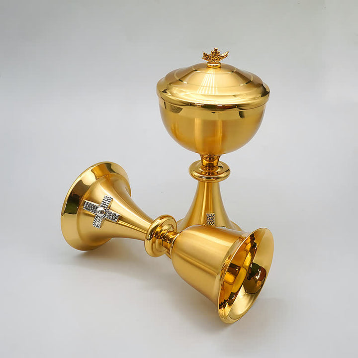 Christianartworkshop Exquisiter, goldfarbener, mit Kreuz verzierter Kelch und Pyxis – Göttliche Gefäße für die heilige Kommunion