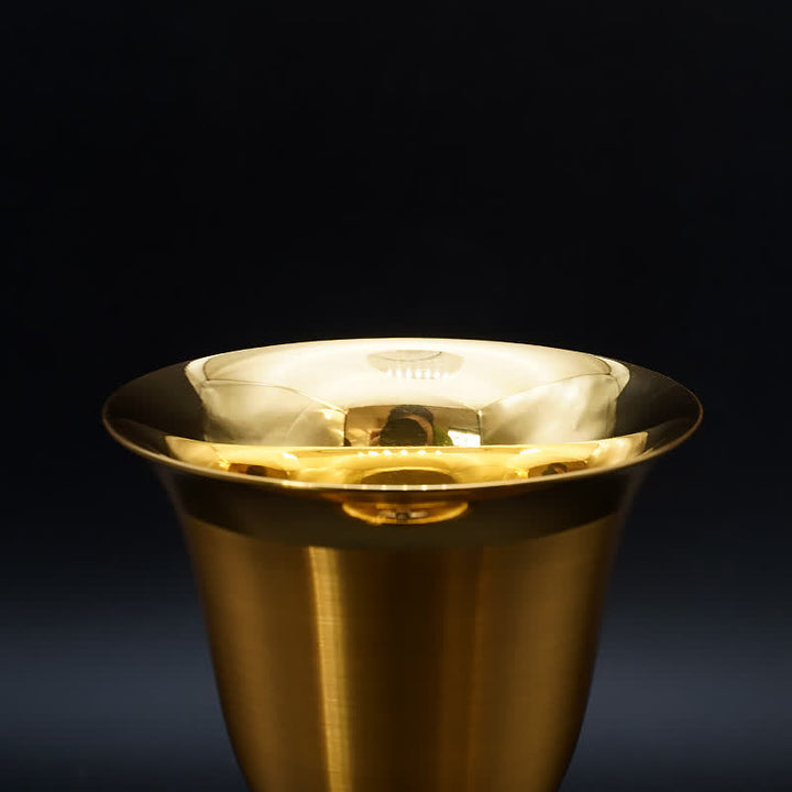 Christianartworkshop Exquisiter, goldfarbener, mit Kreuz verzierter Kelch und Pyxis – Göttliche Gefäße für die heilige Kommunion