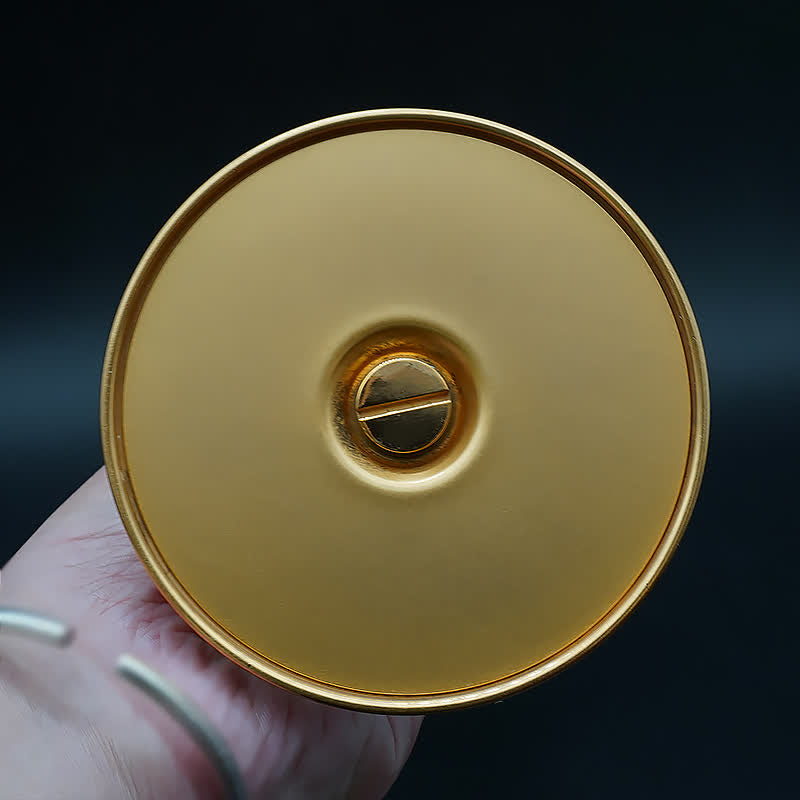 Christianartworkshop Exquisiter, goldfarbener, mit Kreuz verzierter Kelch und Pyxis – Göttliche Gefäße für die heilige Kommunion