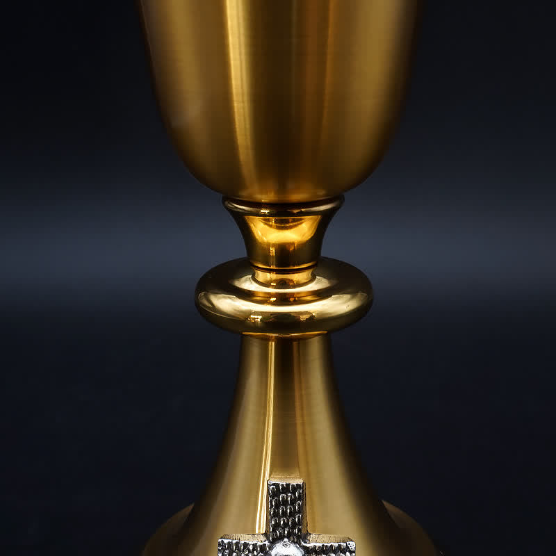 Christianartworkshop Exquisiter, goldfarbener, mit Kreuz verzierter Kelch und Pyxis – Göttliche Gefäße für die heilige Kommunion