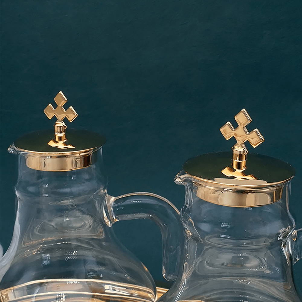 Christianartworkshop Elegantes Menage-Set aus Glas mit Messingbesatz und Kreuzmotiv – Traditionelles Anbetungszubehör