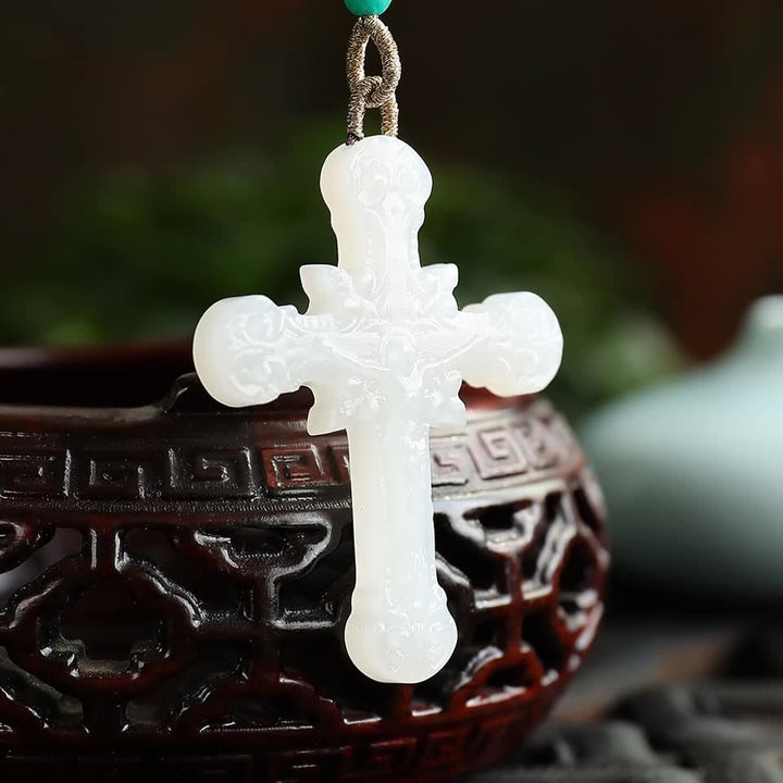 Christianartworkshop Serene Jade-Anhänger mit geschnitztem Kruzifix – Verkörperung der Gnade