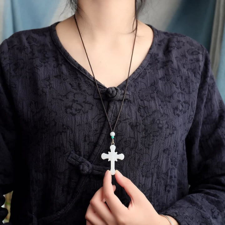 Christianartworkshop Serene Jade-Anhänger mit geschnitztem Kruzifix – Verkörperung der Gnade