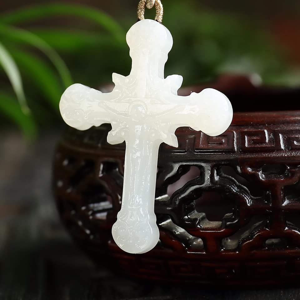 Christianartworkshop Serene Jade-Anhänger mit geschnitztem Kruzifix – Verkörperung der Gnade