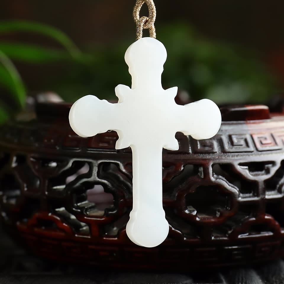 Christianartworkshop Serene Jade-Anhänger mit geschnitztem Kruzifix – Verkörperung der Gnade