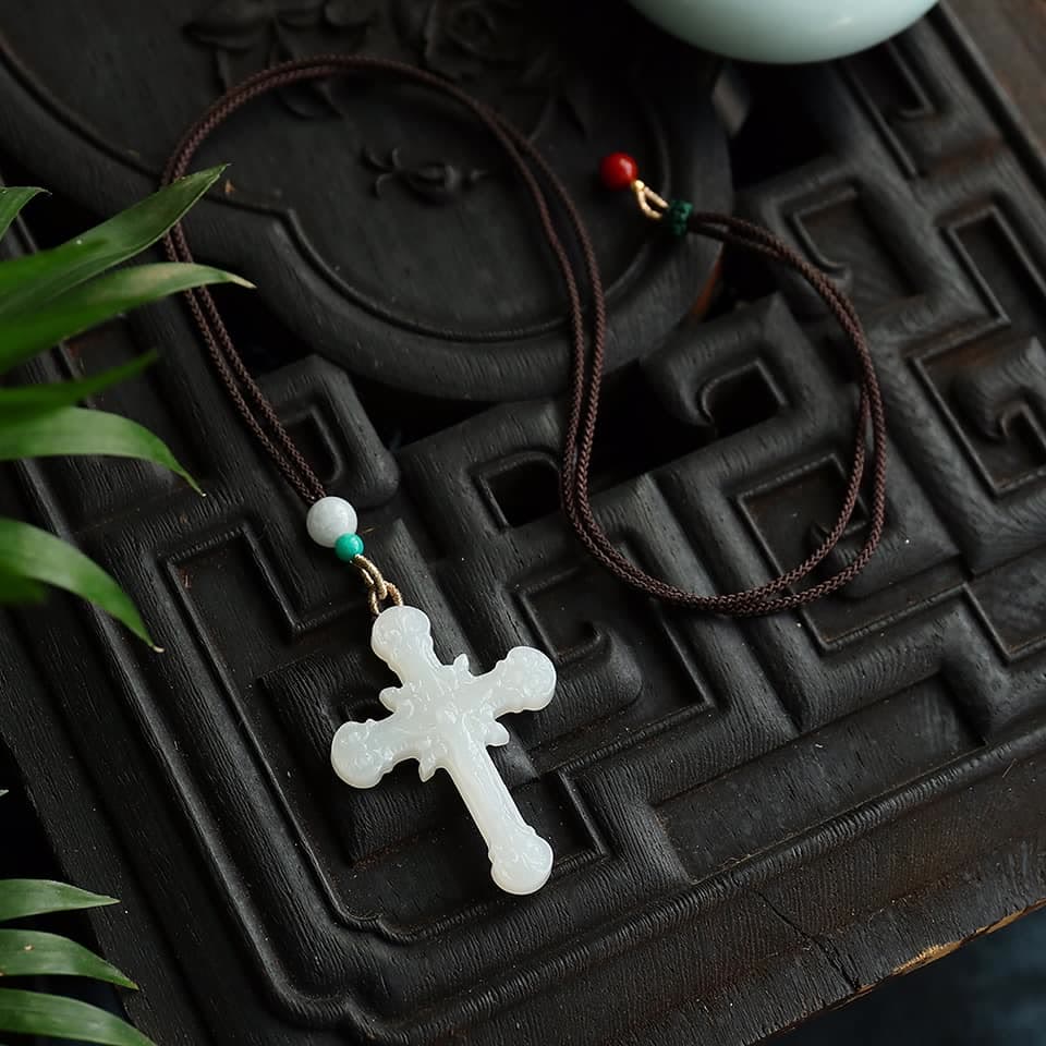 Christianartworkshop Serene Jade-Anhänger mit geschnitztem Kruzifix – Verkörperung der Gnade