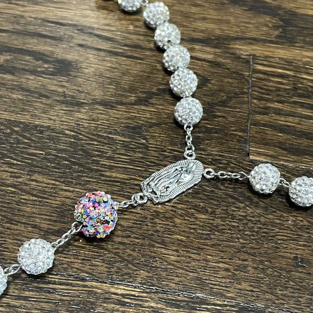 Christianartworkshop Rosenkranz „Unsere Liebe Frau von Guadalupe“ und Kruzifix, 10 mm rund, weiße Strasssteine, Legierung