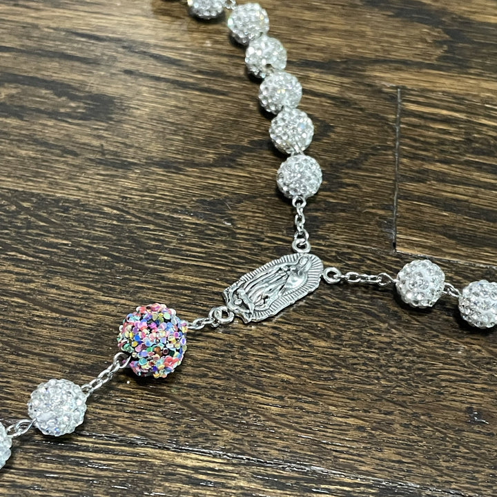 Christianartworkshop Rosenkranz „Unsere Liebe Frau von Guadalupe“ und Kruzifix, 10 mm rund, weiße Strasssteine, Legierung
