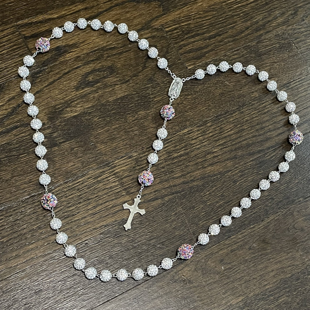 Christianartworkshop Rosenkranz „Unsere Liebe Frau von Guadalupe“ und Kruzifix, 10 mm rund, weiße Strasssteine, Legierung