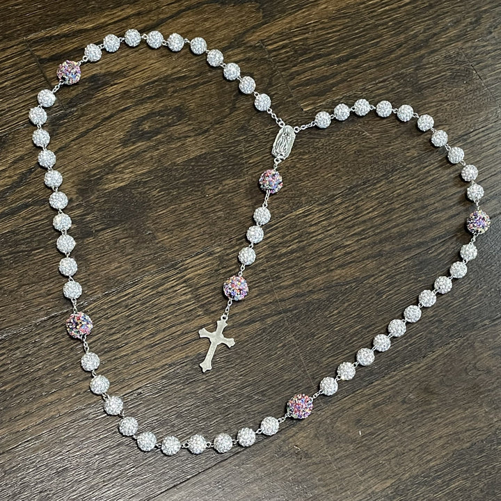 Christianartworkshop Rosenkranz „Unsere Liebe Frau von Guadalupe“ und Kruzifix, 10 mm rund, weiße Strasssteine, Legierung