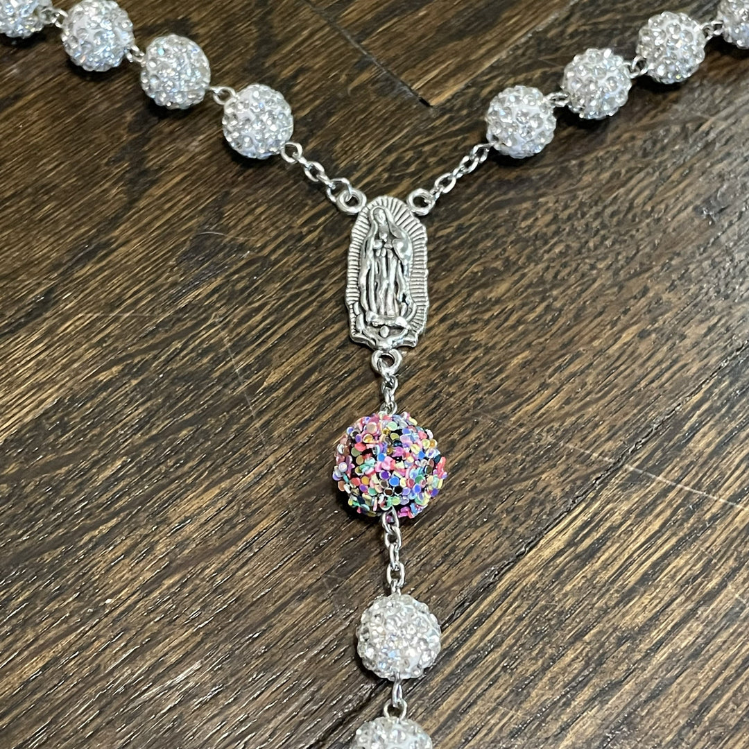 Christianartworkshop Rosenkranz „Unsere Liebe Frau von Guadalupe“ und Kruzifix, 10 mm rund, weiße Strasssteine, Legierung