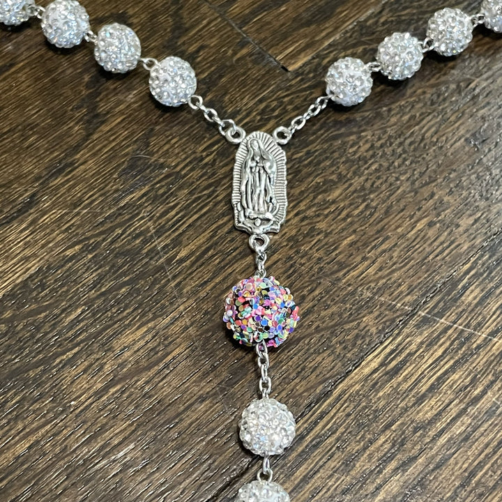 Christianartworkshop Rosenkranz „Unsere Liebe Frau von Guadalupe“ und Kruzifix, 10 mm rund, weiße Strasssteine, Legierung