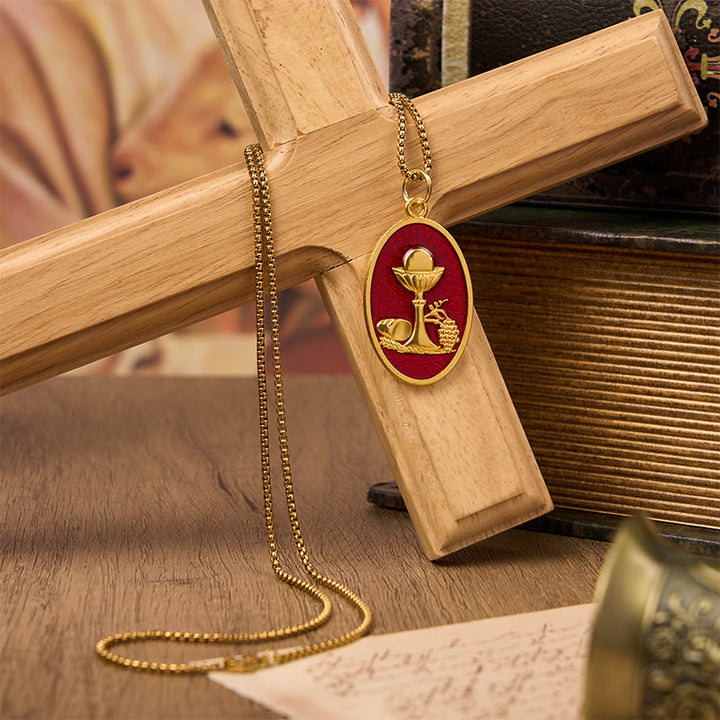 Christianartworkshop Halskette mit rotem und blauem eucharistischem Kelch – Behalte deinen Glauben nah