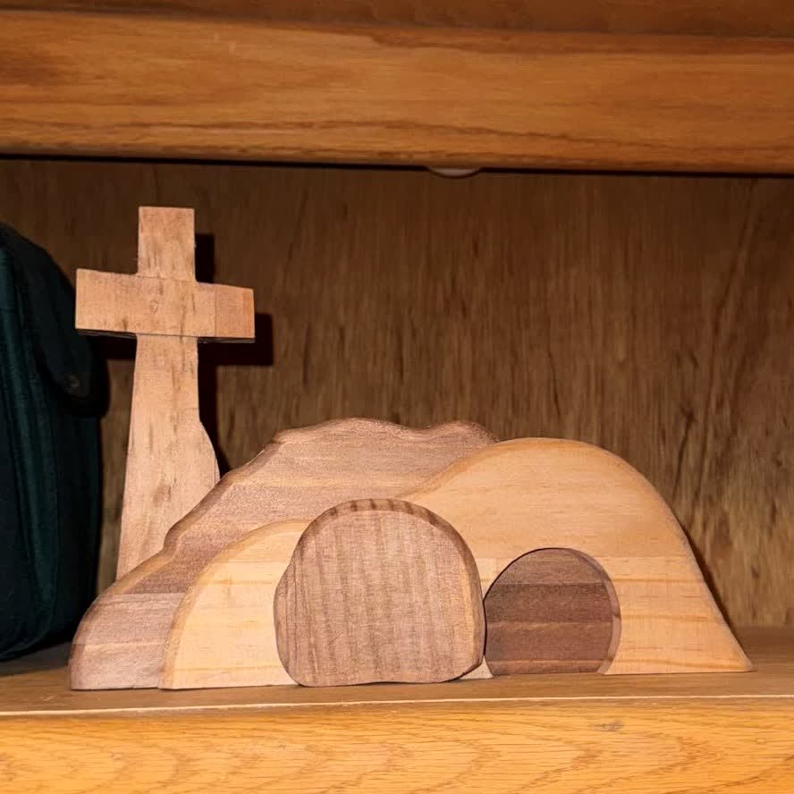 Christianartworkshop Osterornament „Er ist auferstanden“ aus Holz, leeres Grab, zum Gedenken an seinen Triumph