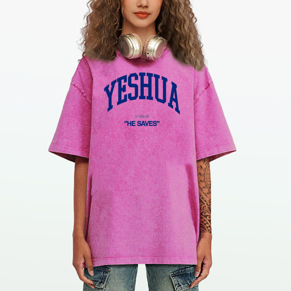 Christianartworkshop Yeshua "Er rettet" gewaschenes T-Shirt