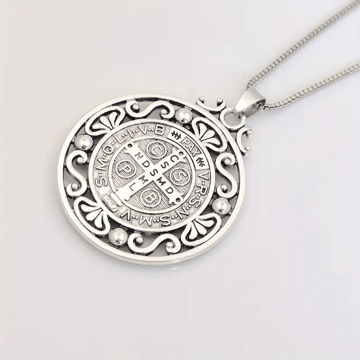 Christianartworkshop St. Benedikt-Medaille, exquisite Halskette: Ein Symbol des Glaubens und des Schutzes