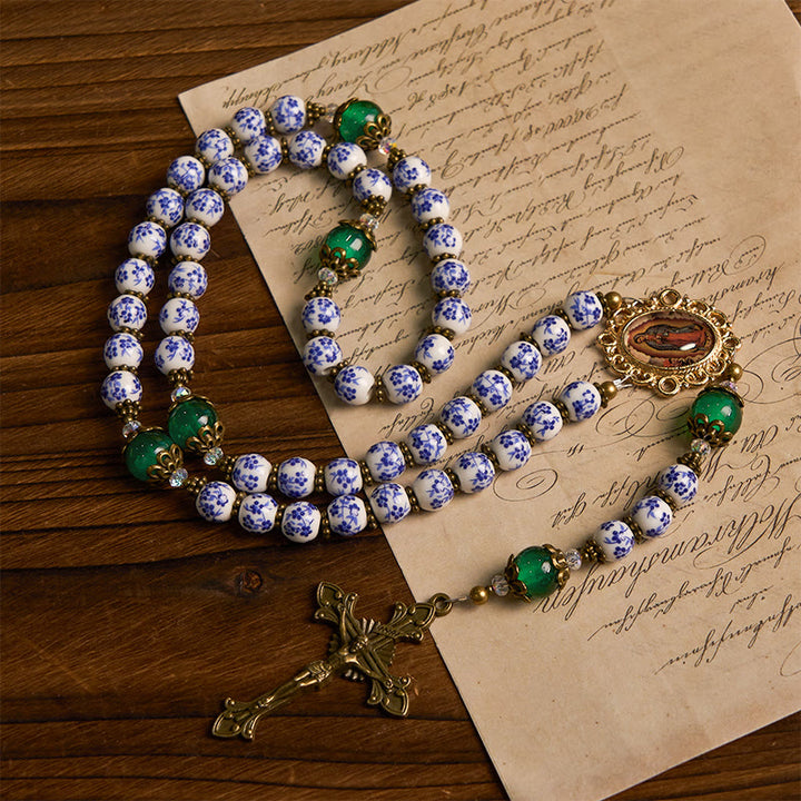 Christianartworkshop GEBETSVOLLER GLAUBE: Handgefertigter Blumenrosenkranz aus 8 mm Keramik und Jade - image 4