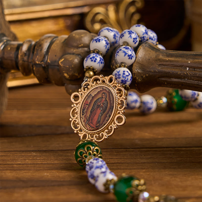 Christianartworkshop Divine Serenity Handgefertigter Blumenrosenkranz: Unsere Liebe Frau von Guadalupe und Kruzifix aus 8 mm Keramik und Jade
