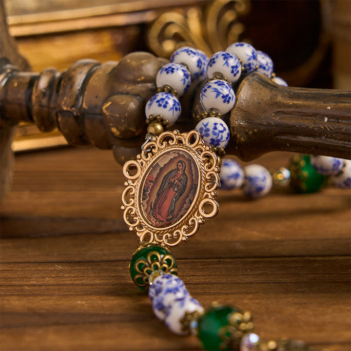 Christianartworkshop Divine Serenity Handgefertigter Blumenrosenkranz: Unsere Liebe Frau von Guadalupe und Kruzifix aus 8 mm Keramik und Jade