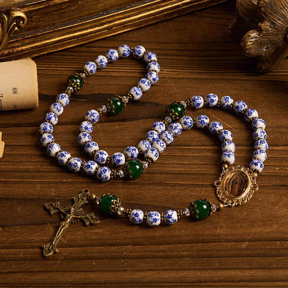 Christianartworkshop Divine Serenity Handgefertigter Blumenrosenkranz: Unsere Liebe Frau von Guadalupe und Kruzifix aus 8 mm Keramik und Jade