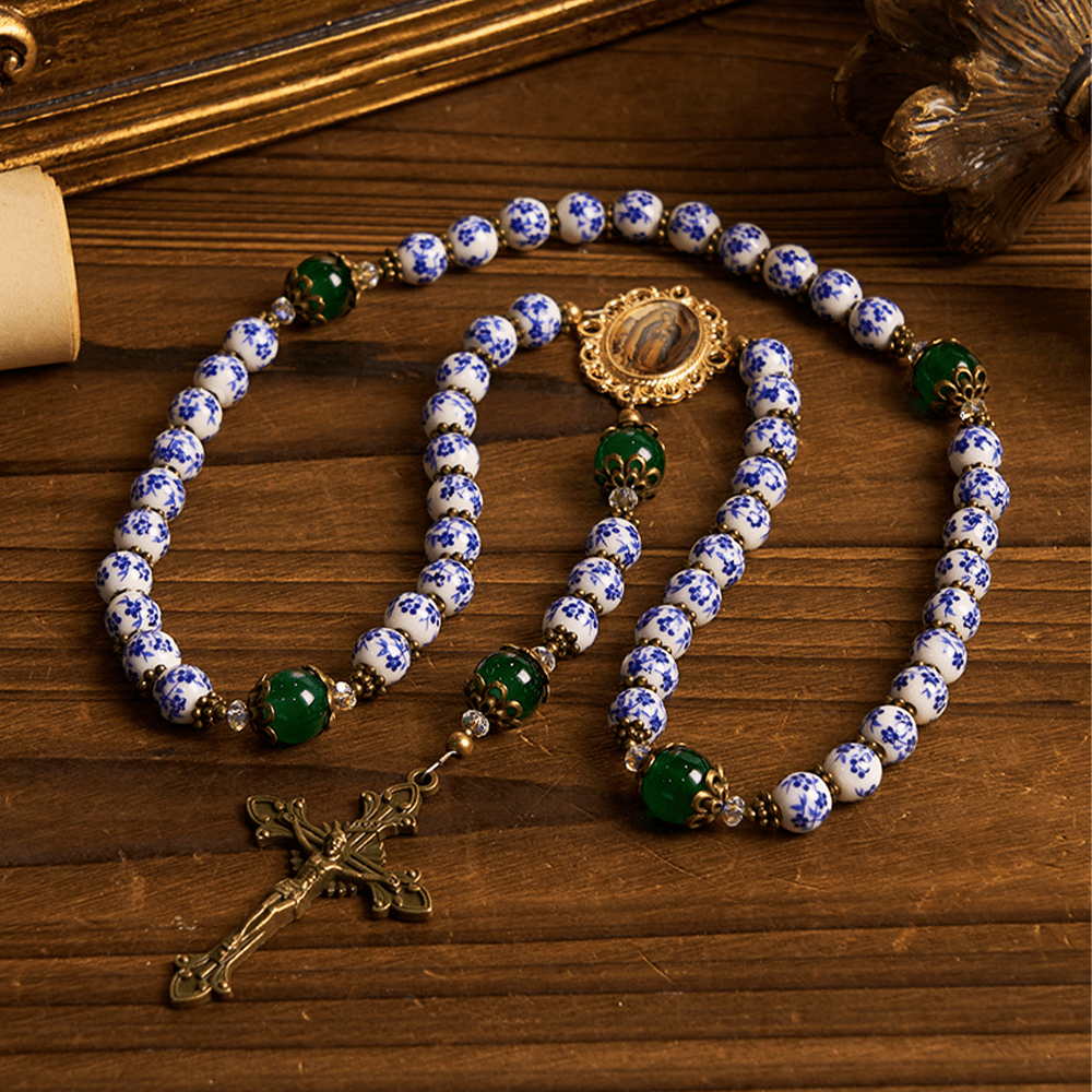 Christianartworkshop Divine Serenity Handgefertigter Blumenrosenkranz: Unsere Liebe Frau von Guadalupe und Kruzifix aus 8 mm Keramik und Jade