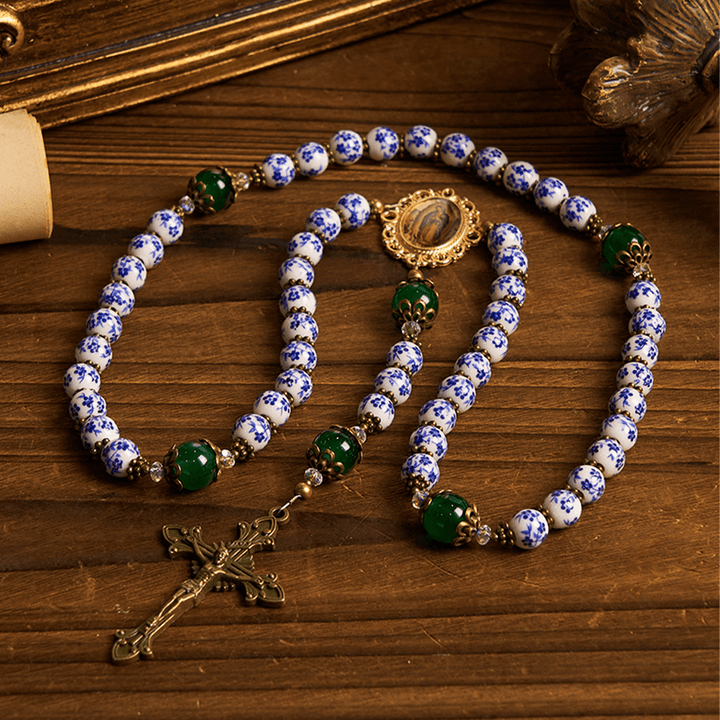 Christianartworkshop Divine Serenity Handgefertigter Blumenrosenkranz: Unsere Liebe Frau von Guadalupe und Kruzifix aus 8 mm Keramik und Jade