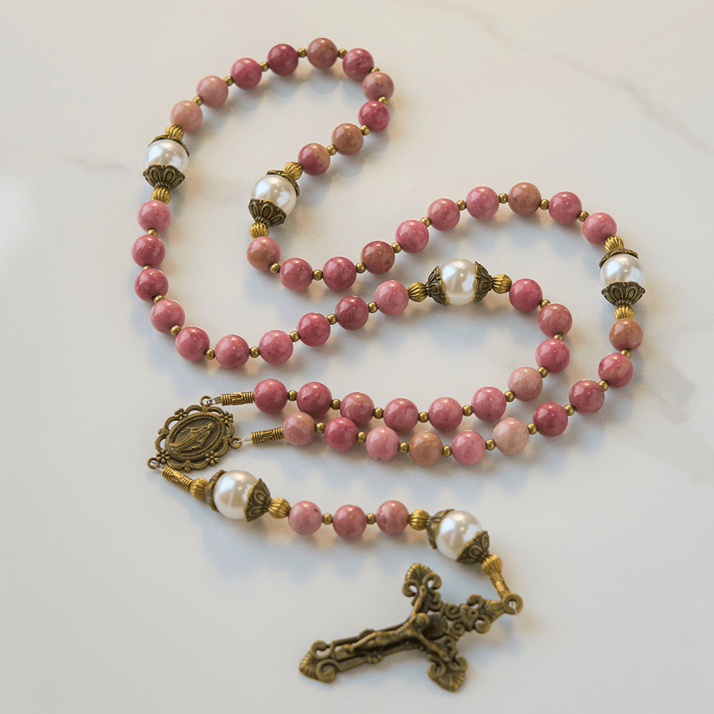 Christianartworkshop Wundertätige Medaille und Kruzifix aus 8 mm natürlichem rotem Holzaderstein, handgefertigte Rosenkranzperlen