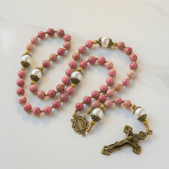 Christianartworkshop Jesus ist das Geschenk: Natürlicher roter Holzaderstein, handgefertigter Rosenkranz mit Geschenkkarte - image 5