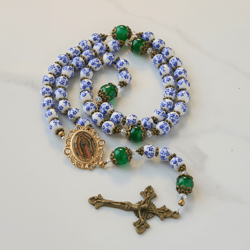 Christianartworkshop GEBETSVOLLER GLAUBE: Handgefertigter Blumenrosenkranz aus 8 mm Keramik und Jade - image 2