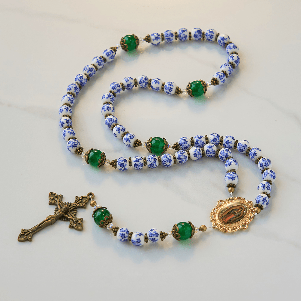 Christianartworkshop Divine Serenity Handgefertigter Blumenrosenkranz: Unsere Liebe Frau von Guadalupe und Kruzifix aus 8 mm Keramik und Jade