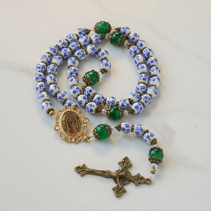 Christianartworkshop Divine Serenity Handgefertigter Blumenrosenkranz: Unsere Liebe Frau von Guadalupe und Kruzifix aus 8 mm Keramik und Jade