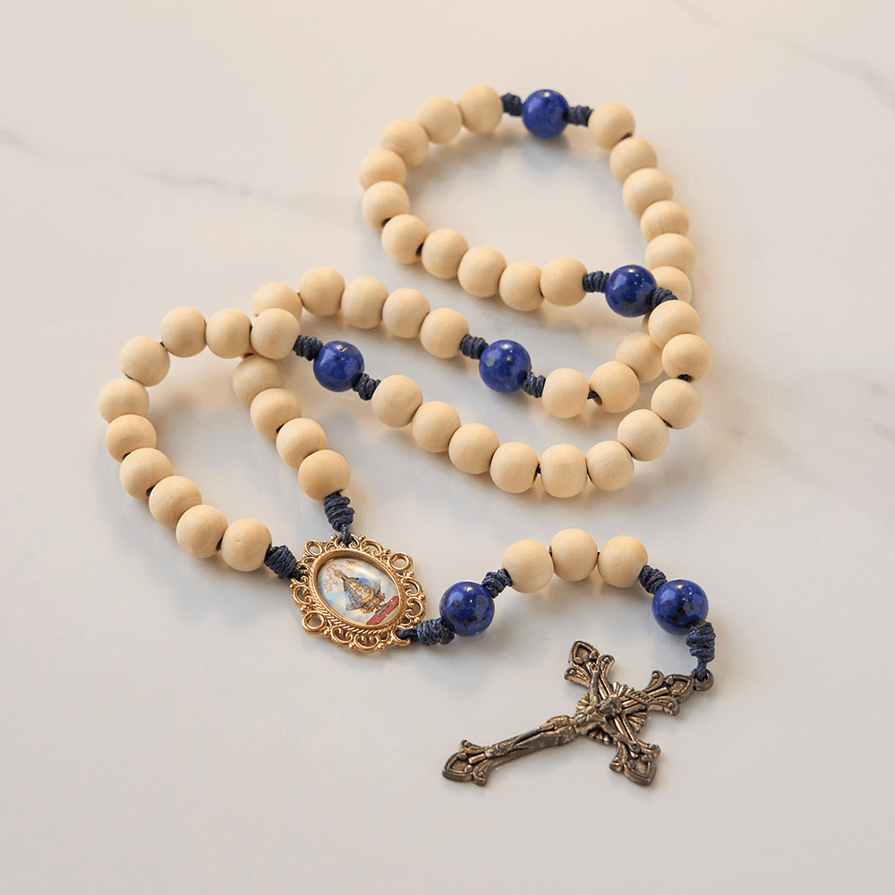 Christianartworkshop Rosenkranz „Unsere Liebe Frau und Kruzifix“ aus 10 mm handgefertigten Holzperlen aus Lapislazuli, „Vater unser“-Perlen - Unsere Liebe Frau und Kruzifix - image 0