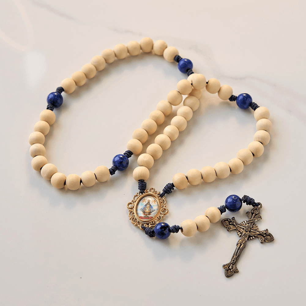 Christianartworkshop Rosenkranz „Unsere Liebe Frau und Kruzifix“ aus 10 mm handgefertigten Holzperlen aus Lapislazuli, Vaterunser-Perlen