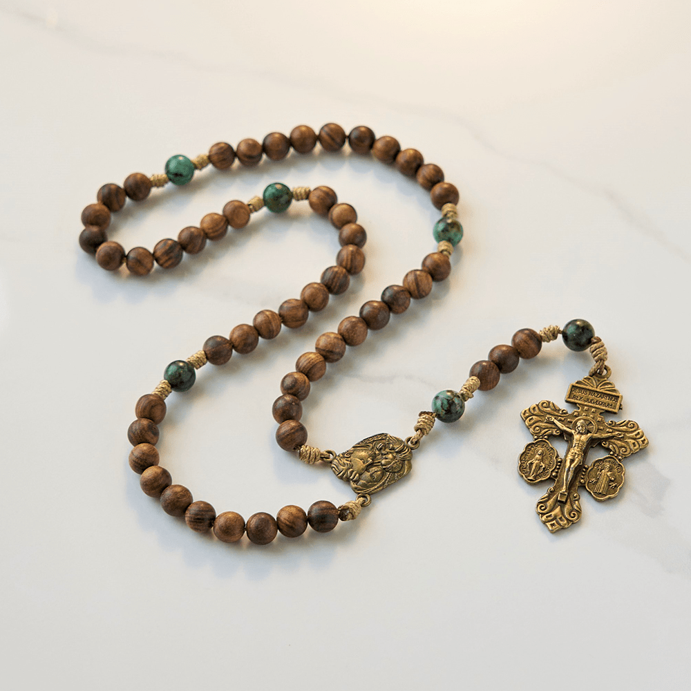 Christianartworkshop Rosenkranz Heilige Familie & Kruzifix aus 8 mm handgefertigtem Kiefernholz & afrikanischem Türkis