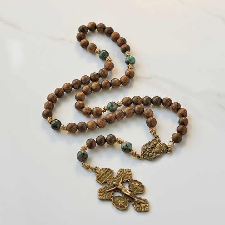 Christianartworkshop Rosenkranz Heilige Familie & Kruzifix aus 8 mm handgefertigtem Kiefernholz & afrikanischem Türkis
