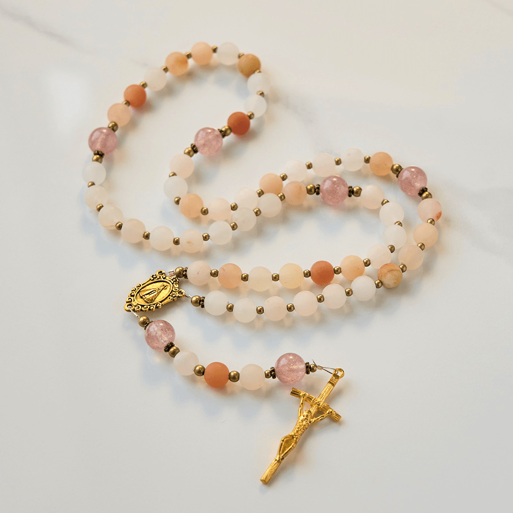 Christianartworkshop Rosenkranz „Unsere Liebe Frau und Kruzifix“ aus 8 mm handgefertigtem rosa Aventurin und Erdbeerquarz