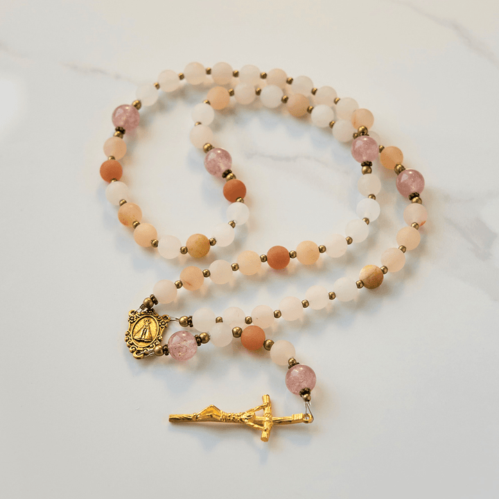 Christianartworkshop Rosenkranz „Unsere Liebe Frau und Kruzifix“ aus 8 mm handgefertigtem rosa Aventurin und Erdbeerquarz