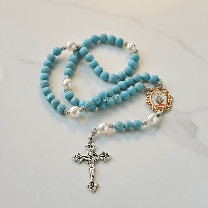 Christianartworkshop Rosenkranz „Unsere Liebe Frau und Kruzifix“ aus 8 mm funkelnden Glasperlen in Sandoptik, handgefertigt