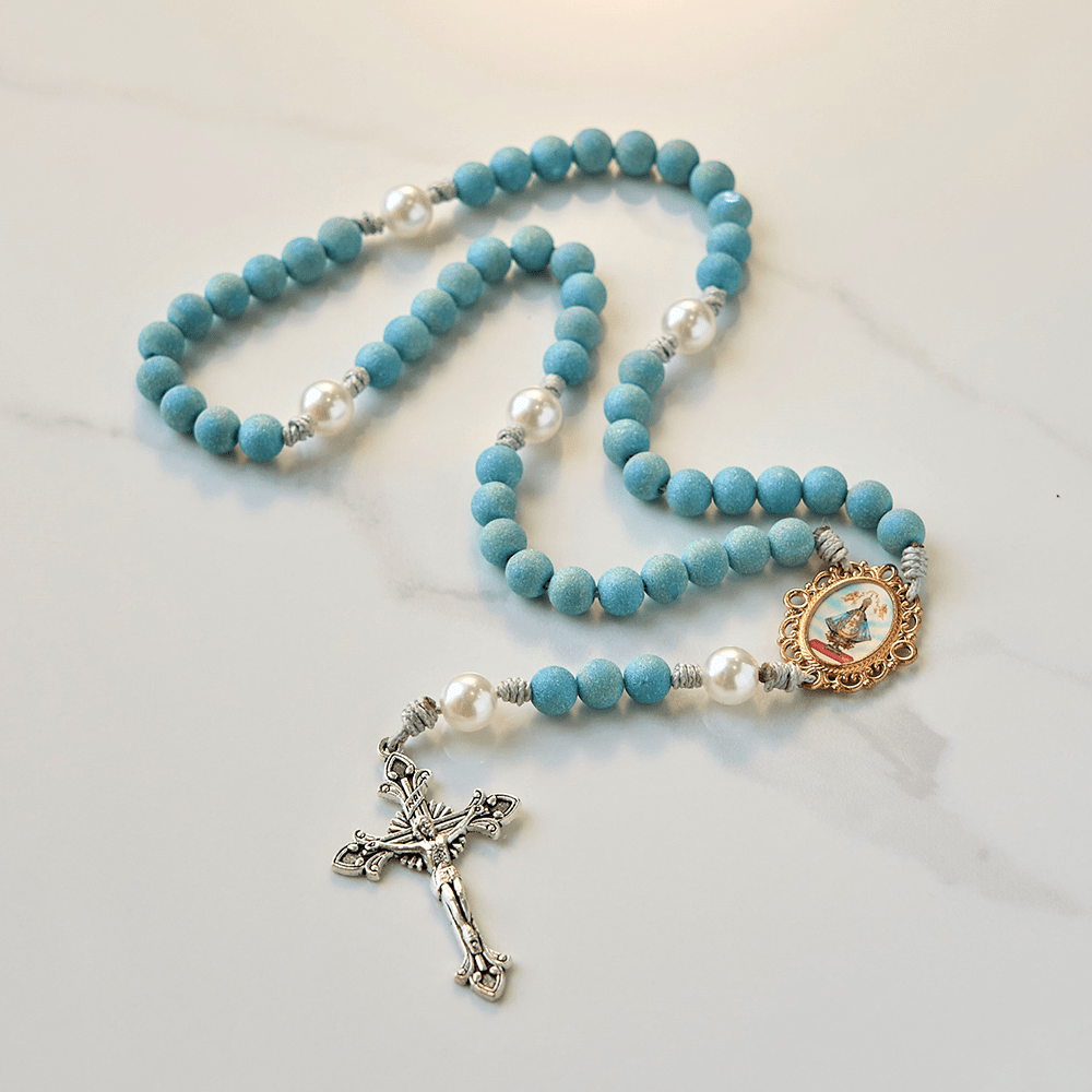Christianartworkshop Rosenkranz „Unsere Liebe Frau und Kruzifix“ aus 8 mm funkelnden Glasperlen in Sandoptik, handgefertigt